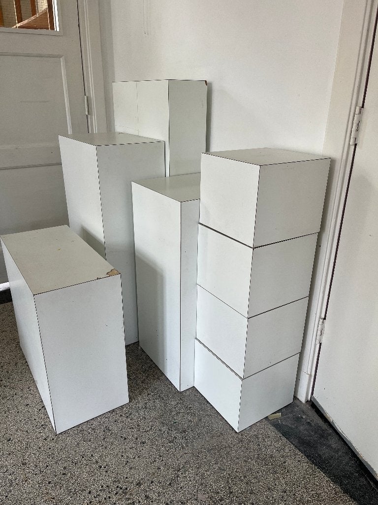 Witte Expositie zuilen / blokken, Ophalen, Gebruikt