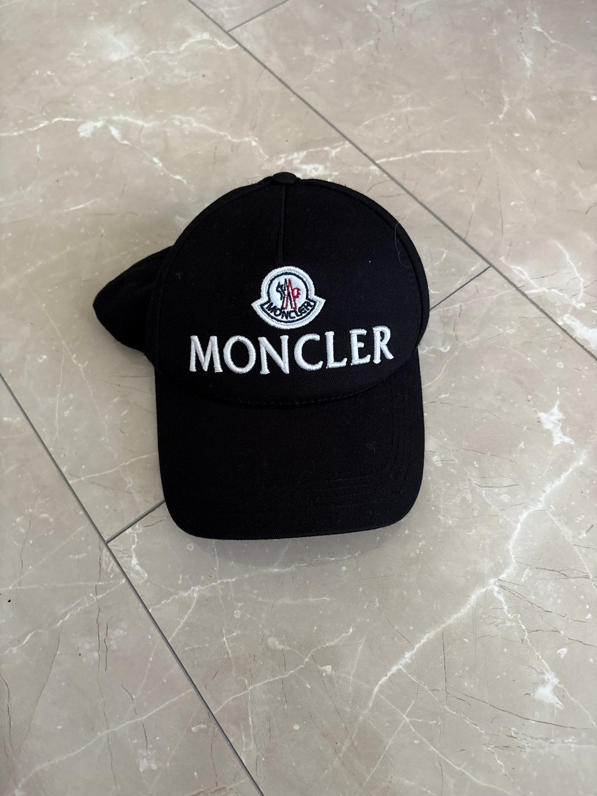 Moncler pet - Zwart met logo, Kleding | Heren, Ophalen of Verzenden, Zo goed als nieuw, One size fits all, Pet