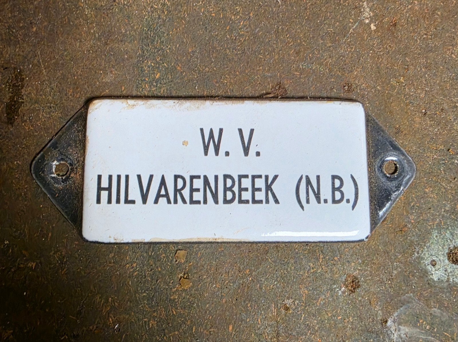 wieler vereniging Hilvarenbeek emaille deurpostje reclamebor, Ophalen of Verzenden, Gebruikt, Reclamebord
