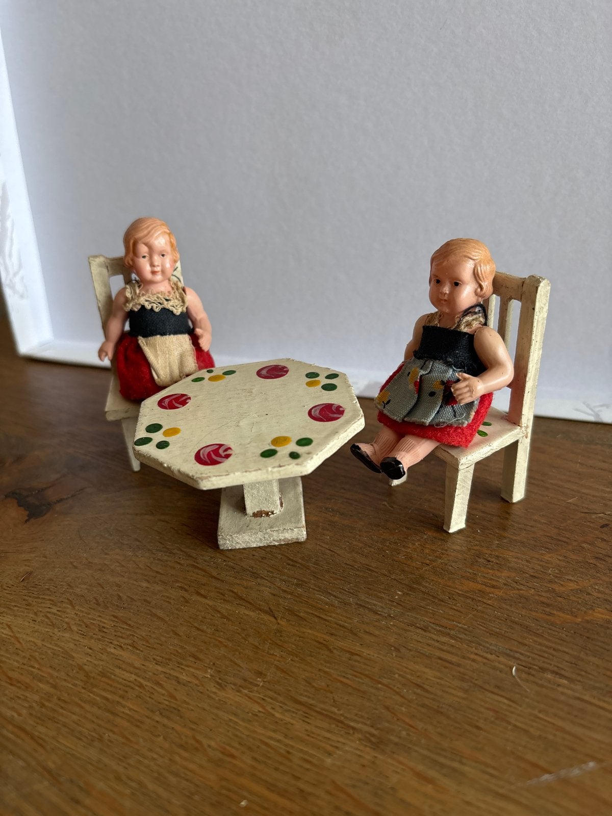 Vintage poppenhuis meubels met celluloid popjes, Antiek en Kunst, Ophalen of Verzenden