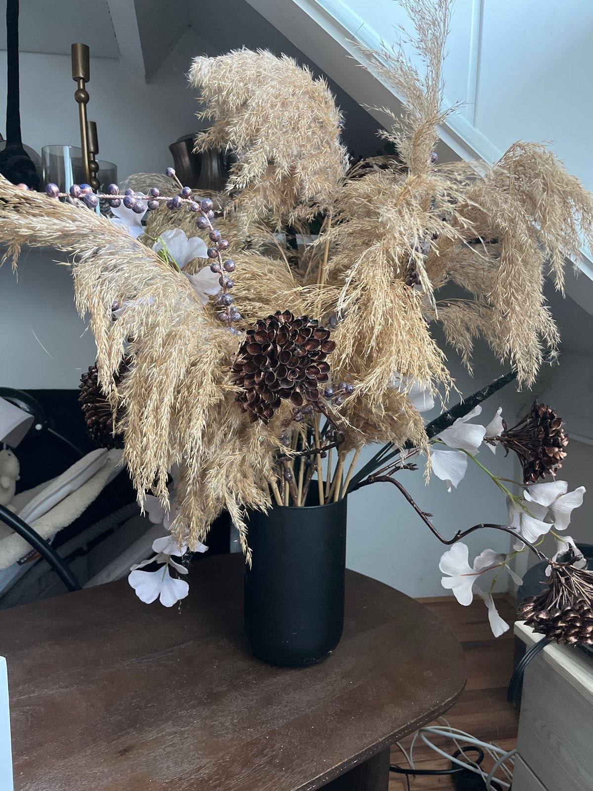 Zwarte vaas met droogbloemen en decoratie, Huis en Inrichting, Ophalen, Overige materialen, Zwart, Inclusief decoratie