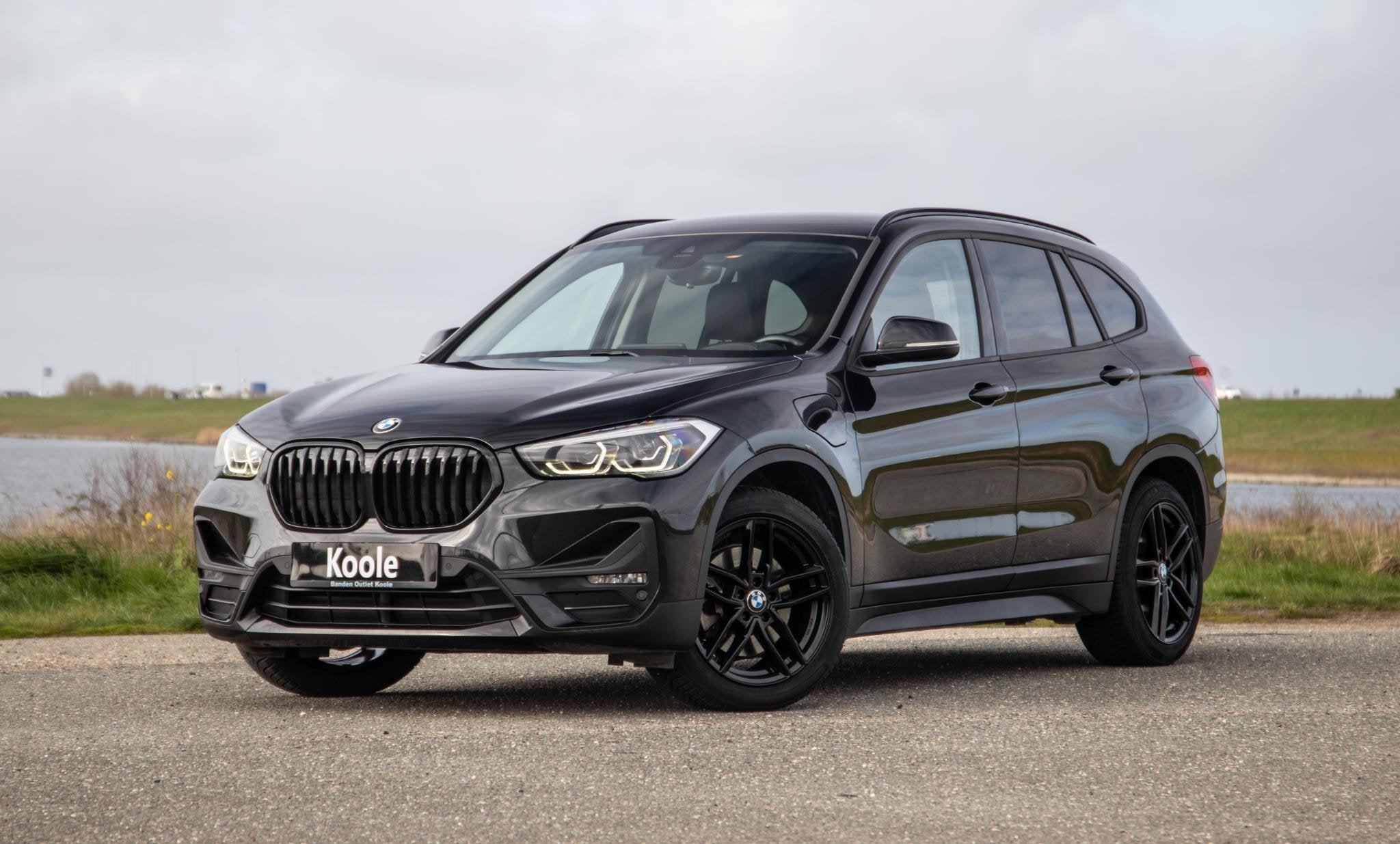 BMW X1 xDrive25e Executive BLACK LINE / CAMERA / CARPLAY / H, Dealer onderhouden, Gebruikt, Zwart, Vierwielaandrijving