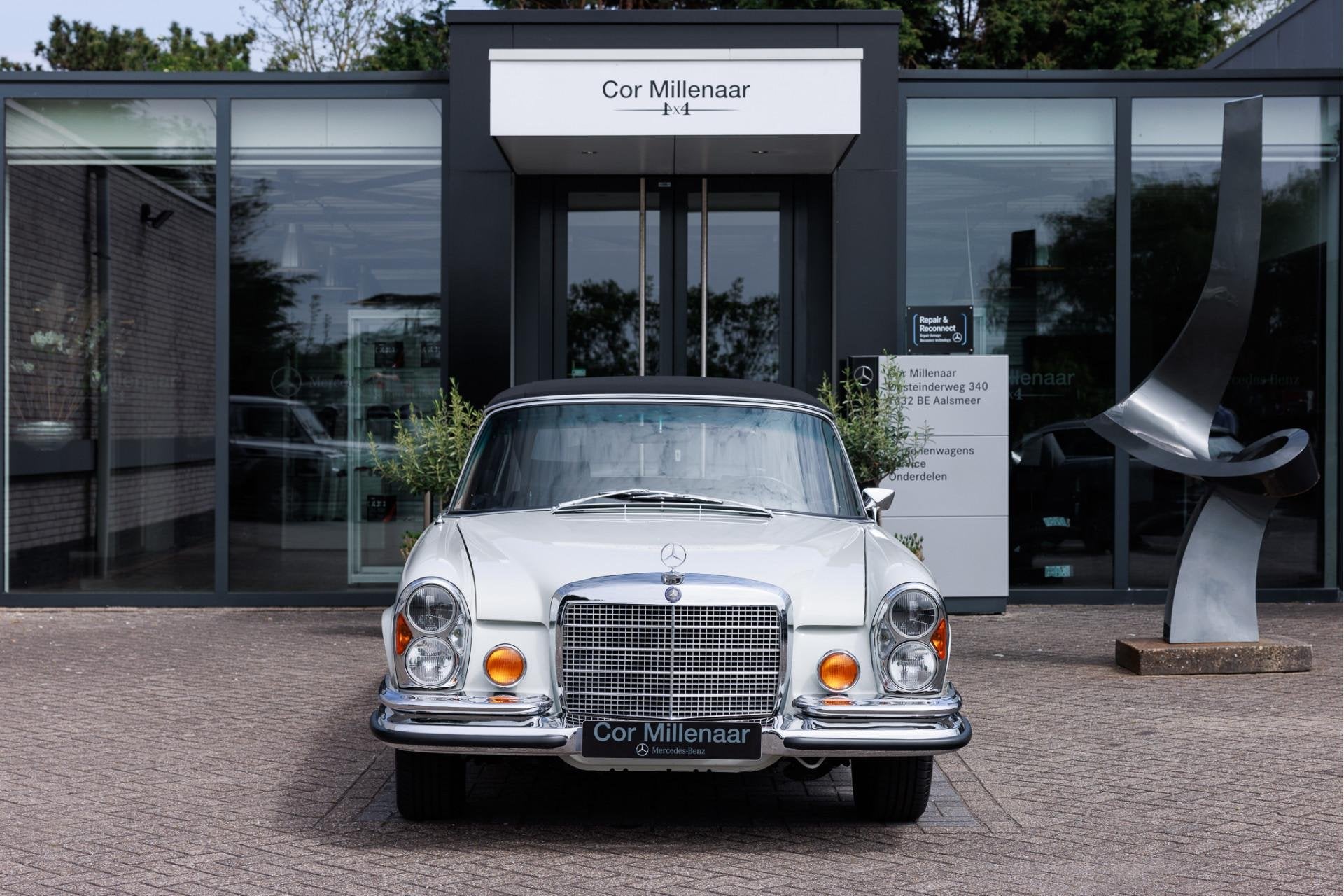 Mercedes-Benz 280 W111 SE Cabriolet | Volledig gerestaureerd, Voorwielaandrijving, Stof, Zwart, 160 pk