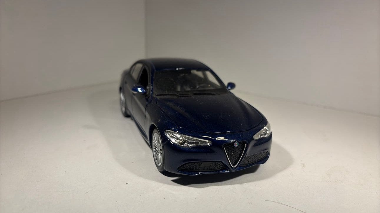 Alfa romeo guilia bburago 1.24, Ophalen of Verzenden, Bburago, A, A
