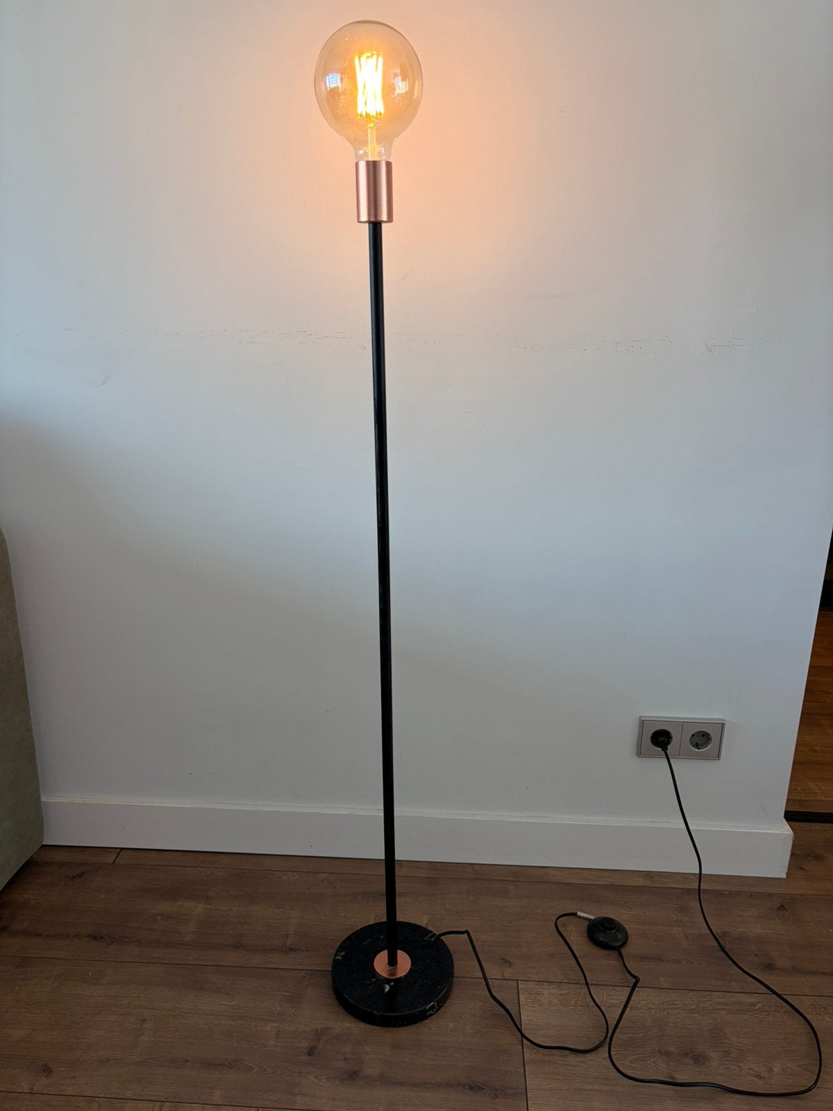 Moderne staande vloerlamp met marmeren voet en koperkleurige, Huis en Inrichting, Ophalen, Zo goed als nieuw, 150 tot 200 cm