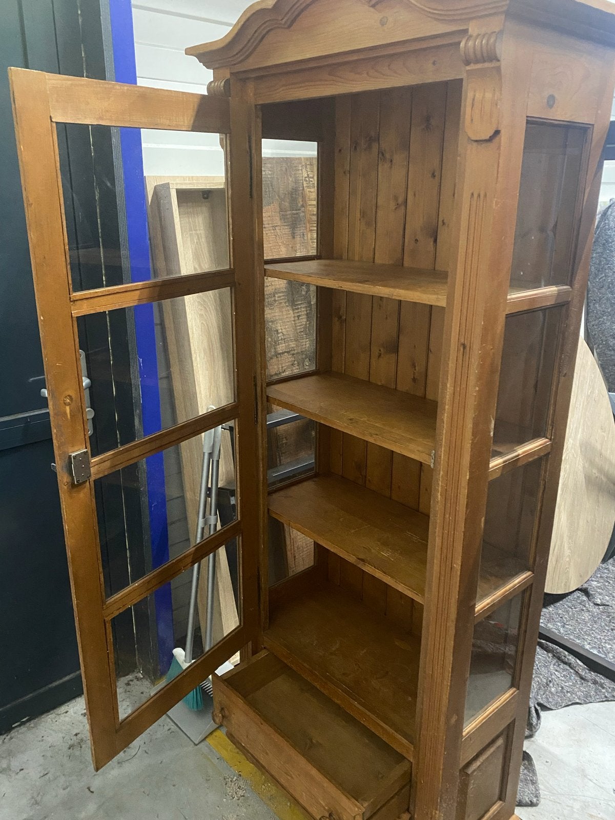 Antieke houten vitrinekast met lade, Ophalen