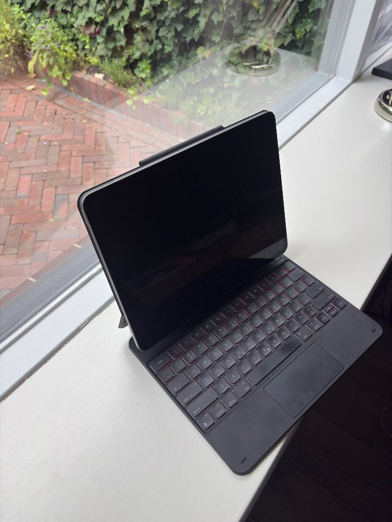 Apple iPad Air 13-inch M3 (2025) 128GB + toetsenbordhoes, 13 inch of meer, Apple iPad Air, Ophalen of Verzenden, Zo goed als nieuw