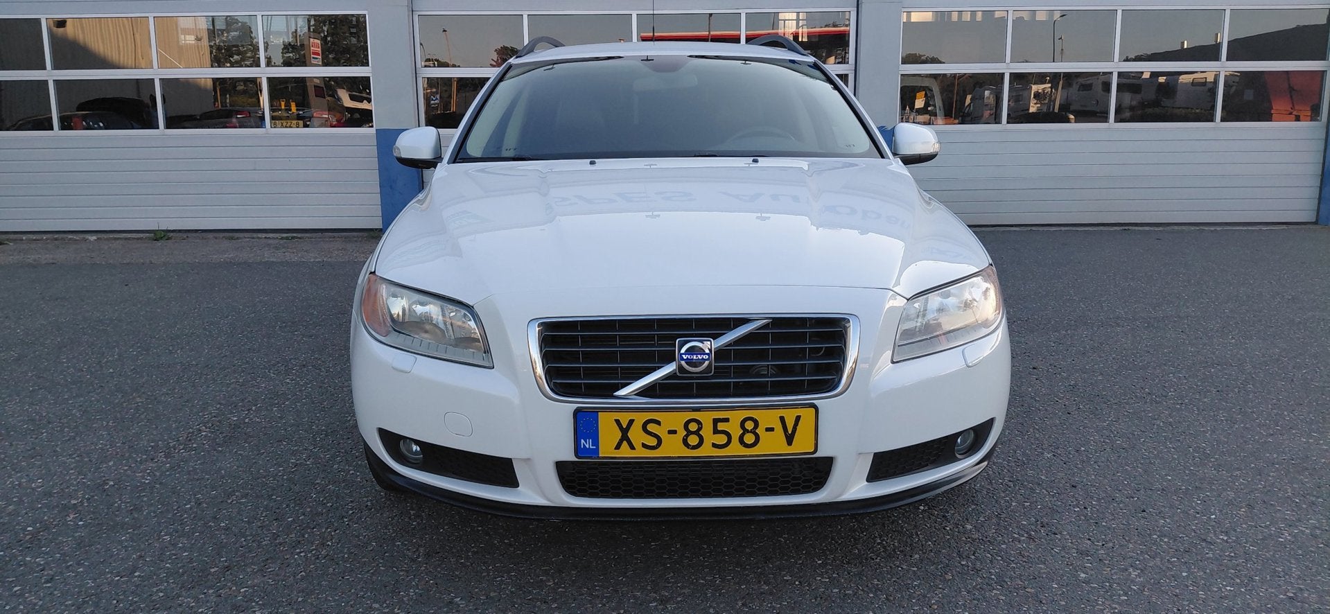 Volvo V70 2.0 Kinetic Automaat, schitterend mooie , frisse a, Auto's, Dealer onderhouden, Gebruikt, Met garantie (alle), Wit