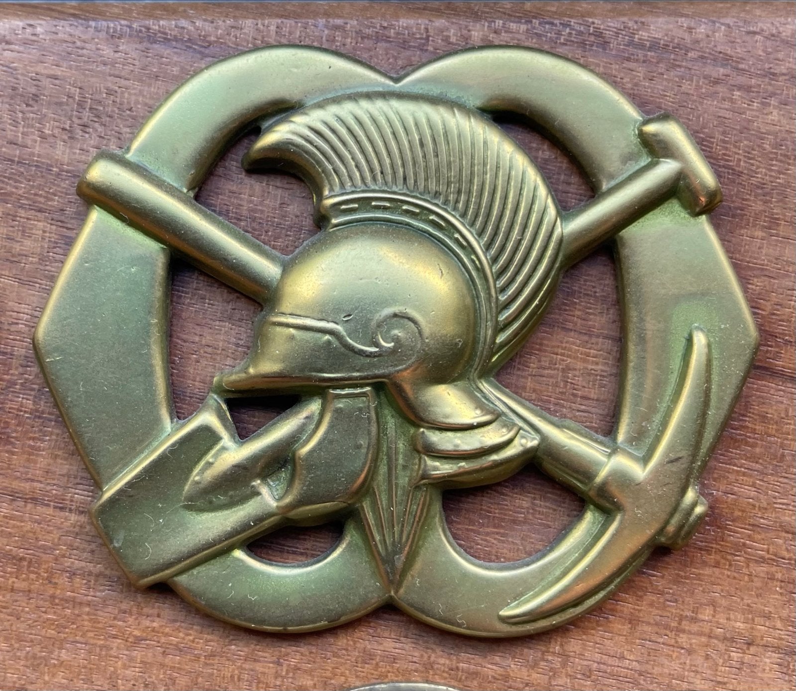 Baretembleem Genie Landmacht, Verzamelen, Ophalen of Verzenden, Landmacht, Nederland, Embleem of Badge