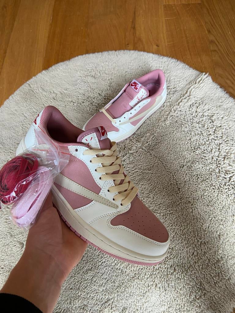 Travis Scott Jordan 1 Low “Shy Pink” - Maat 42, Kleding | Heren, Schoenen, Verzenden, Zo goed als nieuw, Overige kleuren, Sneakers of Gympen