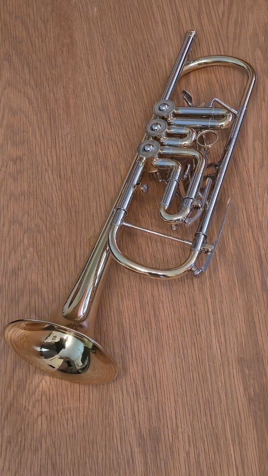 Trompet met draaiventielen, Muziek en Instrumenten, Blaasinstrumenten | Trompetten, Ophalen of Verzenden, Nieuw, Bes-trompet, Met koffer