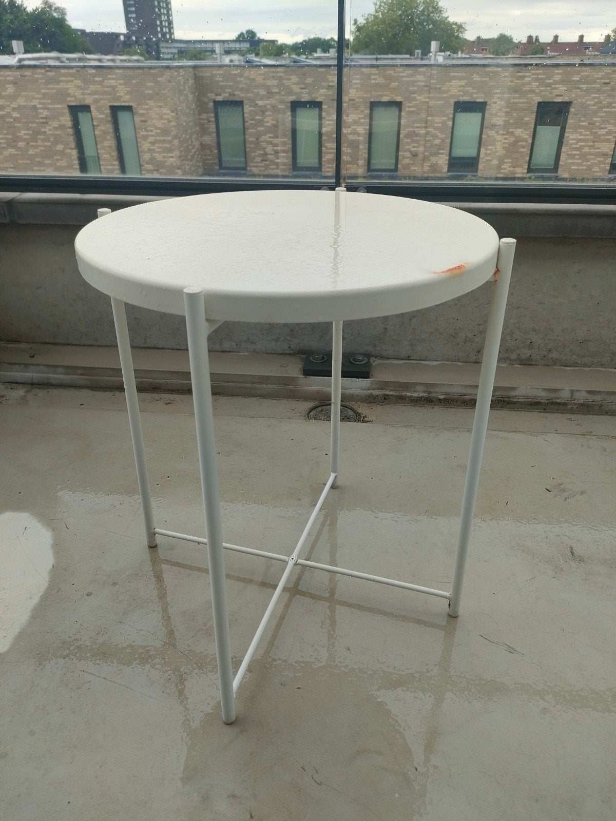 IKEA bijzettafel, wit, rond, Huis en Inrichting, Tafels | Bijzettafels, Minder dan 55 cm, Gebruikt, Metaal of Aluminium, Rond