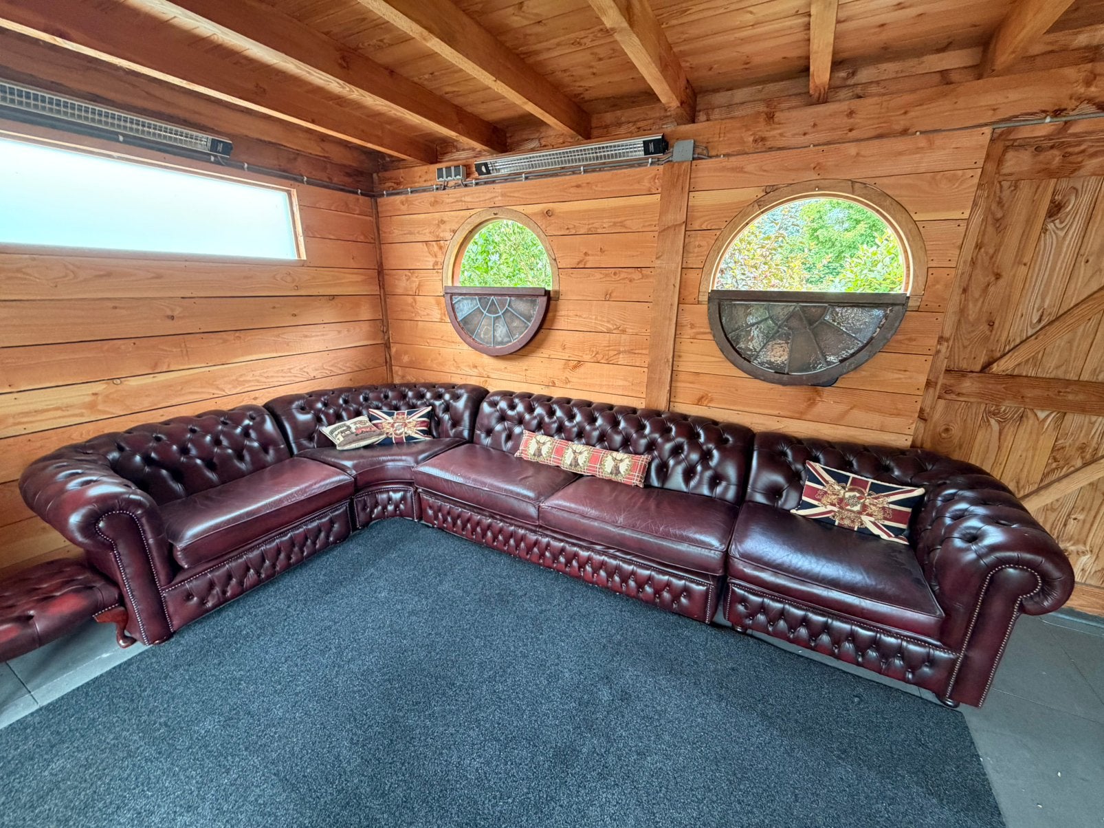 Bordeaux Chesterfield Hoekbank - Handgemaakt in Engeland, Huis en Inrichting, Banken | Bankstellen, 300 cm of meer, 75 tot 100 cm