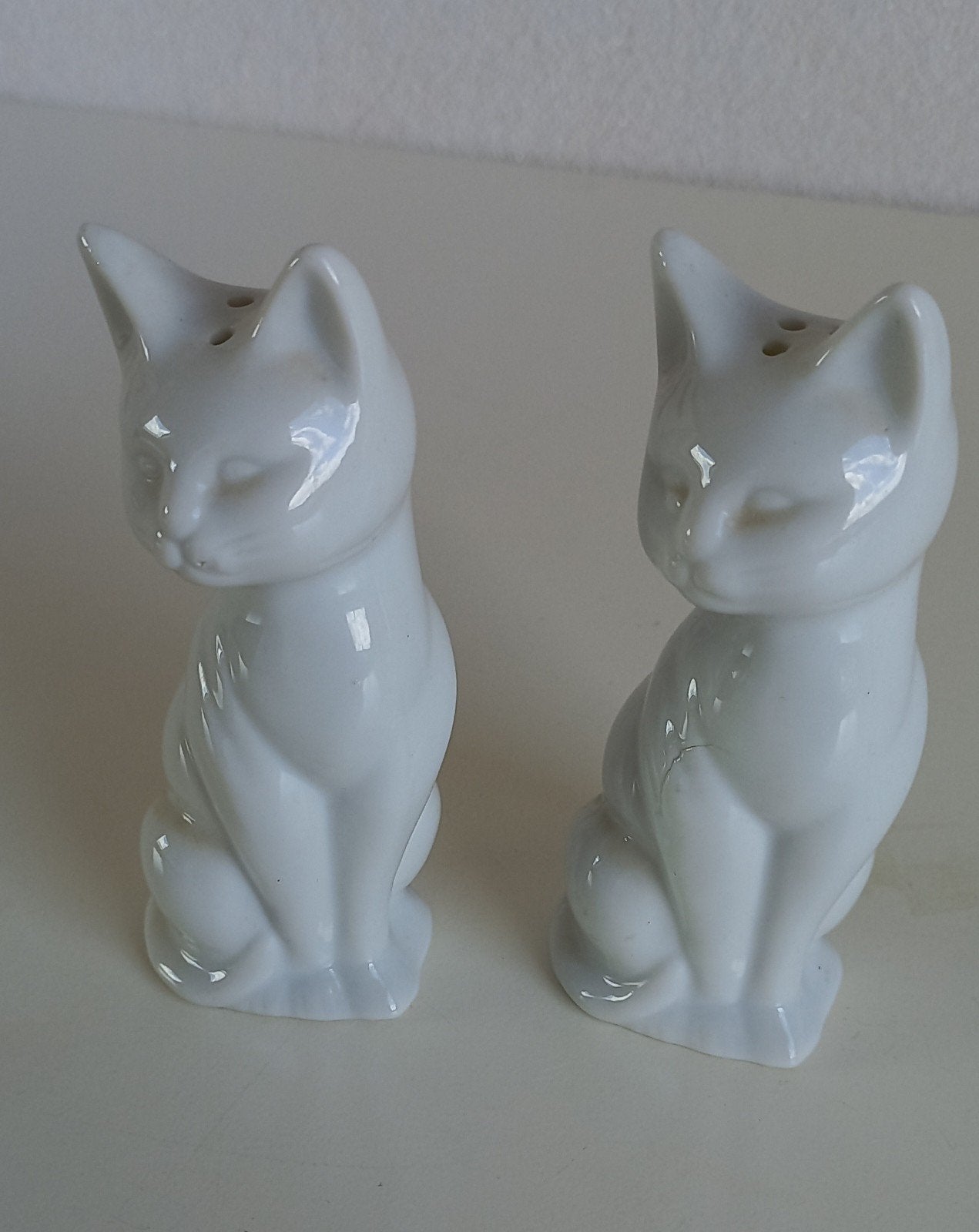 Twee witten katten uitgevoerd als peper en zout stel, Ophalen of Verzenden, Zo goed als nieuw, Dier
