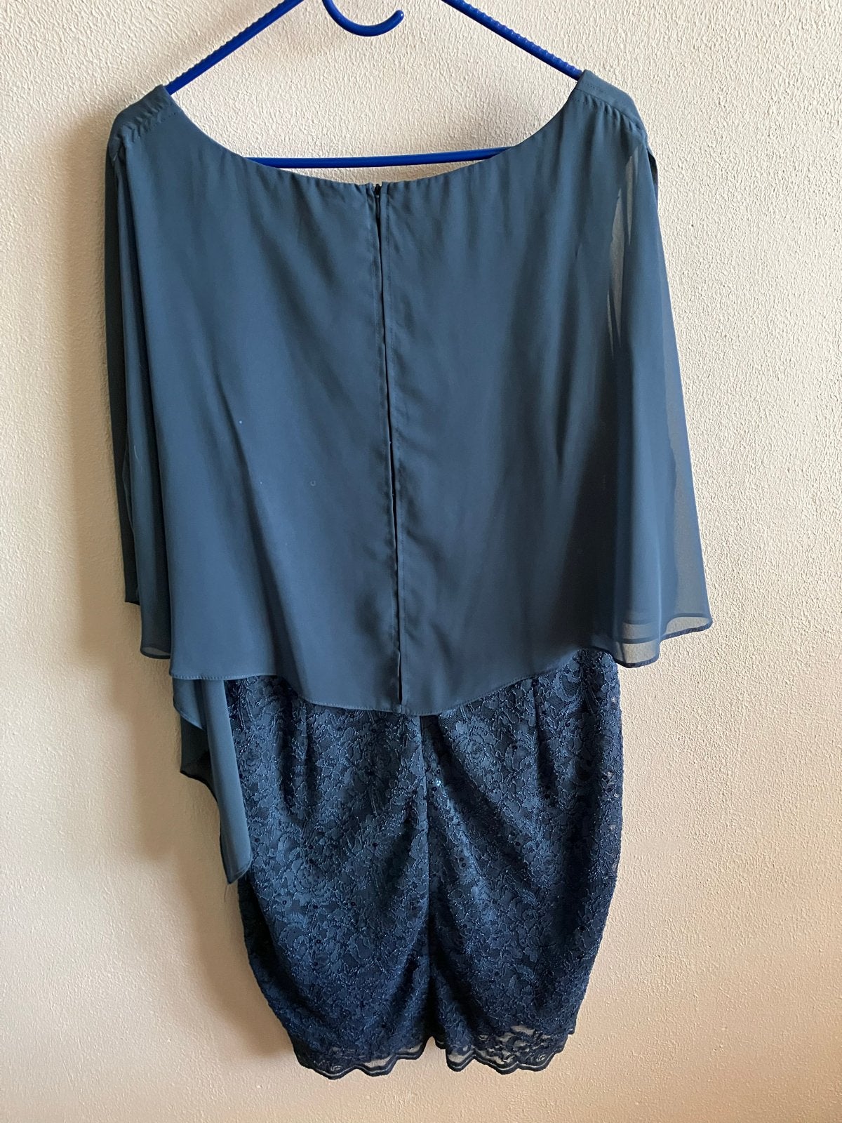 Elegante donkerblauwe kanten jurk met cape, Blauw, Maat 42/44 (L), Ophalen of Verzenden, Zo goed als nieuw