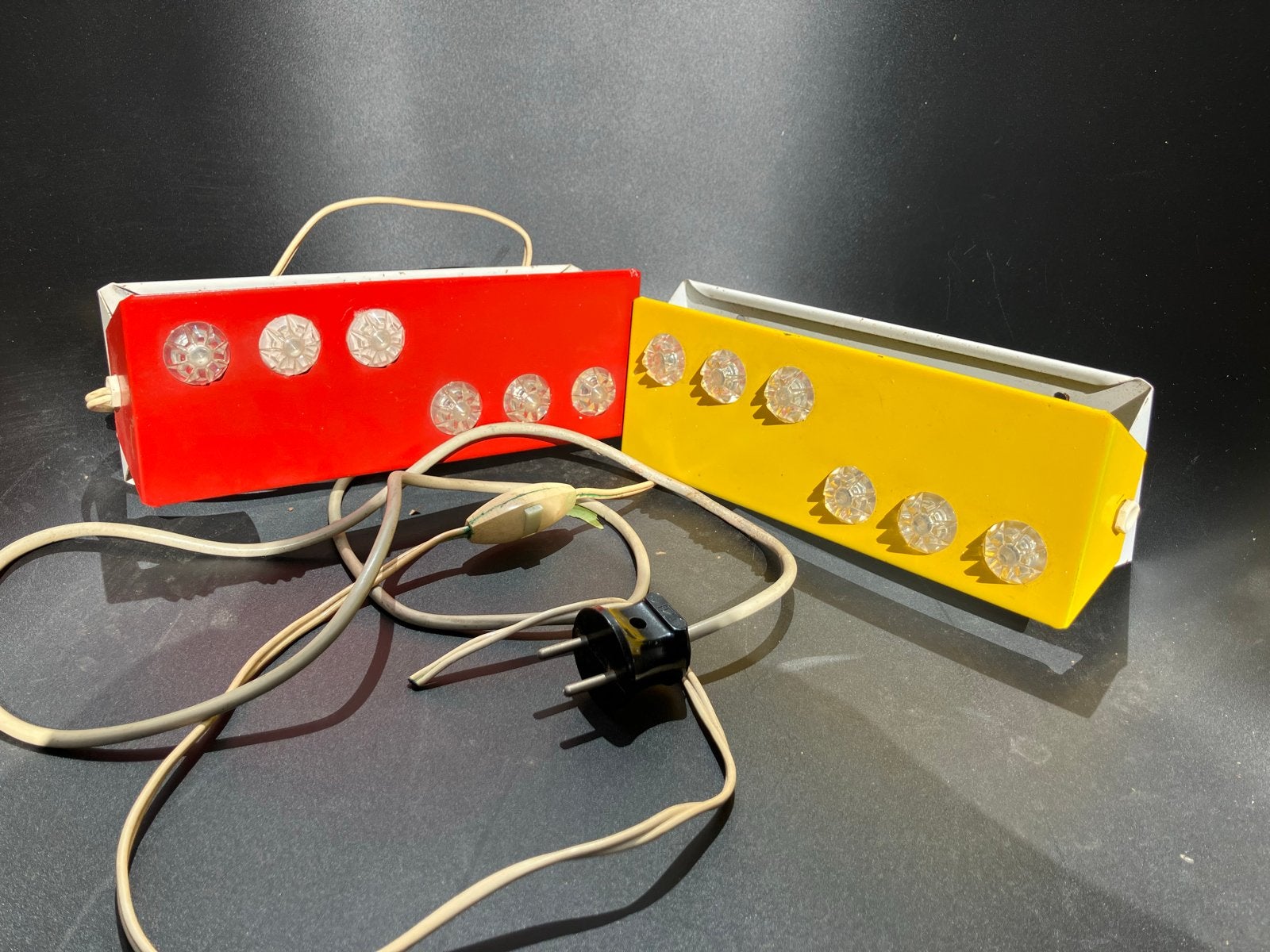 2x Herda wandlampjes rood en geel, Huis en Inrichting, Lampen | Wandlampen, Ophalen of Verzenden, Gebruikt, Metaal