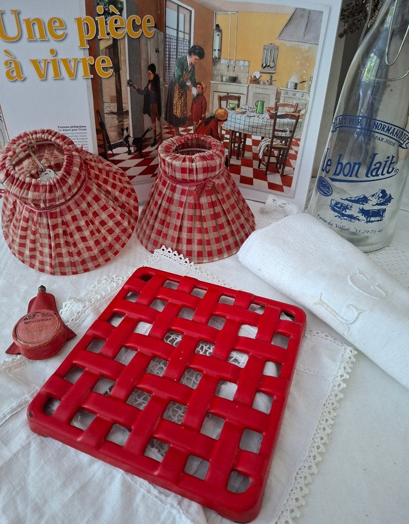 Gietijzeren Franse onderzetter Invicta rood 'PiFrance', Antiek en Kunst, Ophalen of Verzenden