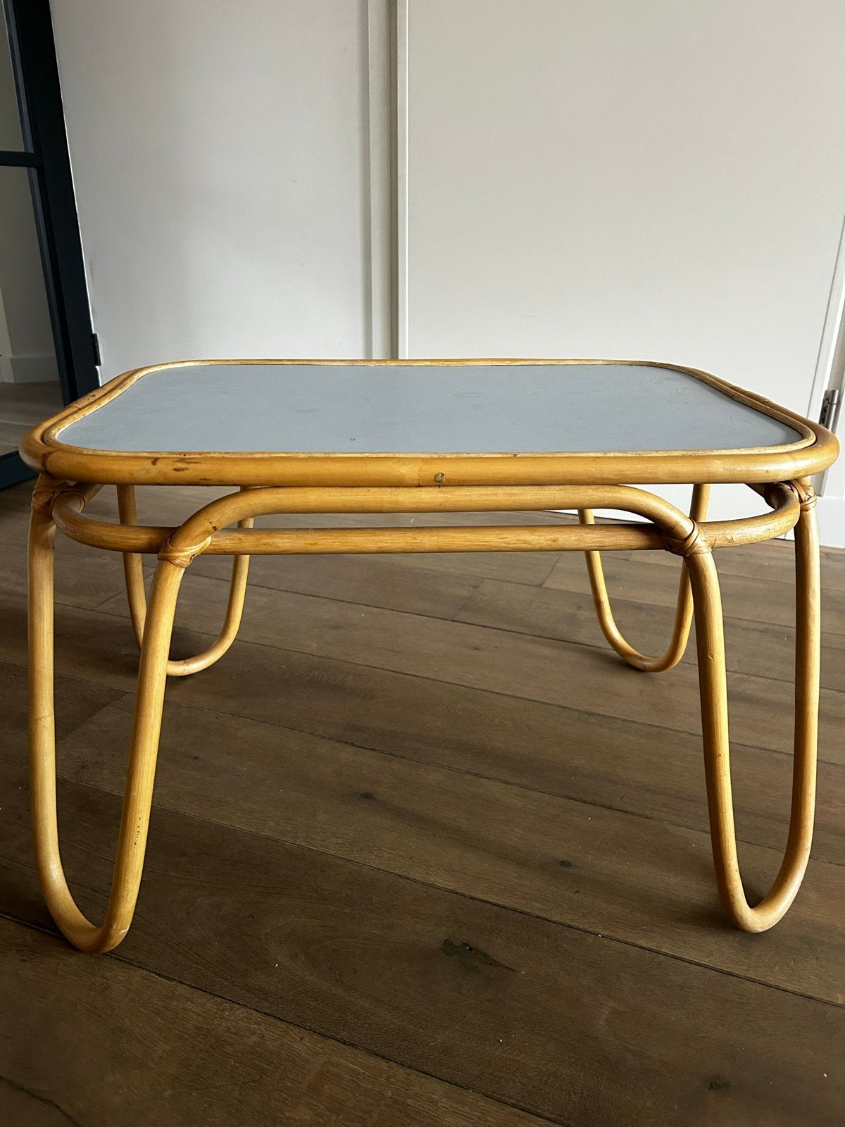 Oyoy kindertafel ratan met grijs blad, Ophalen, Gebruikt, Tafel(s)