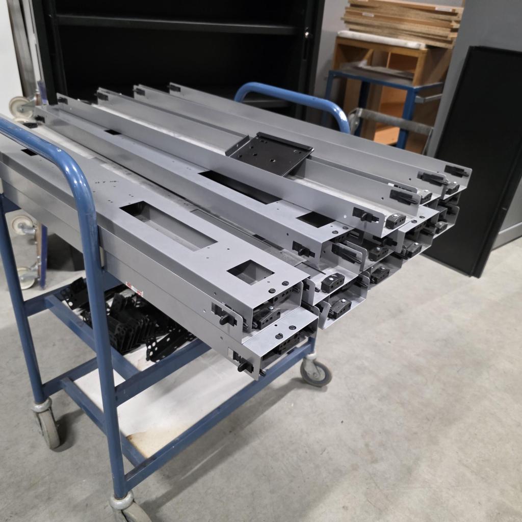 Kabelgoot voor onder bureau met bevestiging afm 110x13x5 cm, Niet ingevuld, Gebruikt, Niet ingevuld, Niet ingevuld
