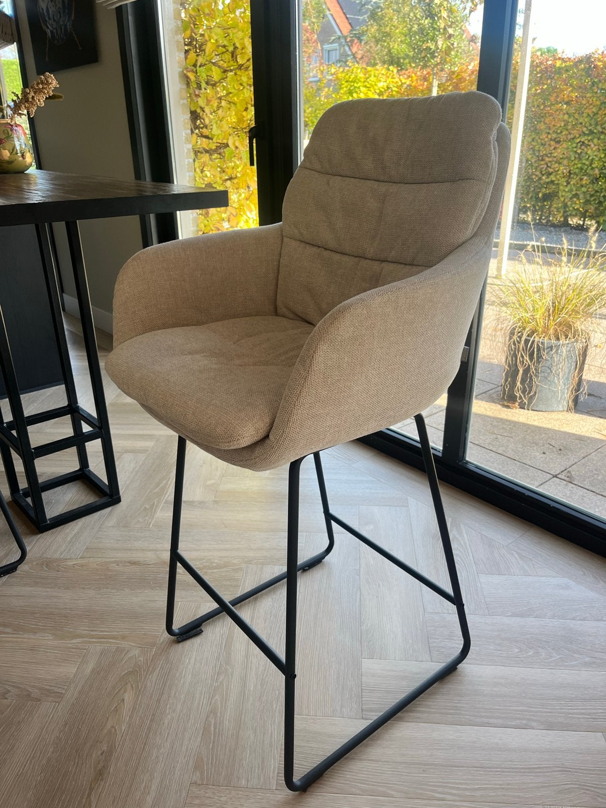 4 stuks - Nolon Nino-Mia barkruk beige met armleuning, Huis en Inrichting, Ophalen, Met voetsteun, 60 tot 90 cm, Zo goed als nieuw