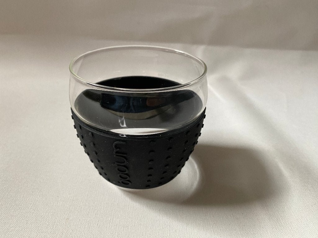 Design 1 Bodum PAVINA glazen Cappuchino kopje met siliconen, Gebruikt, Ophalen of Verzenden, Glas, Overige stijlen