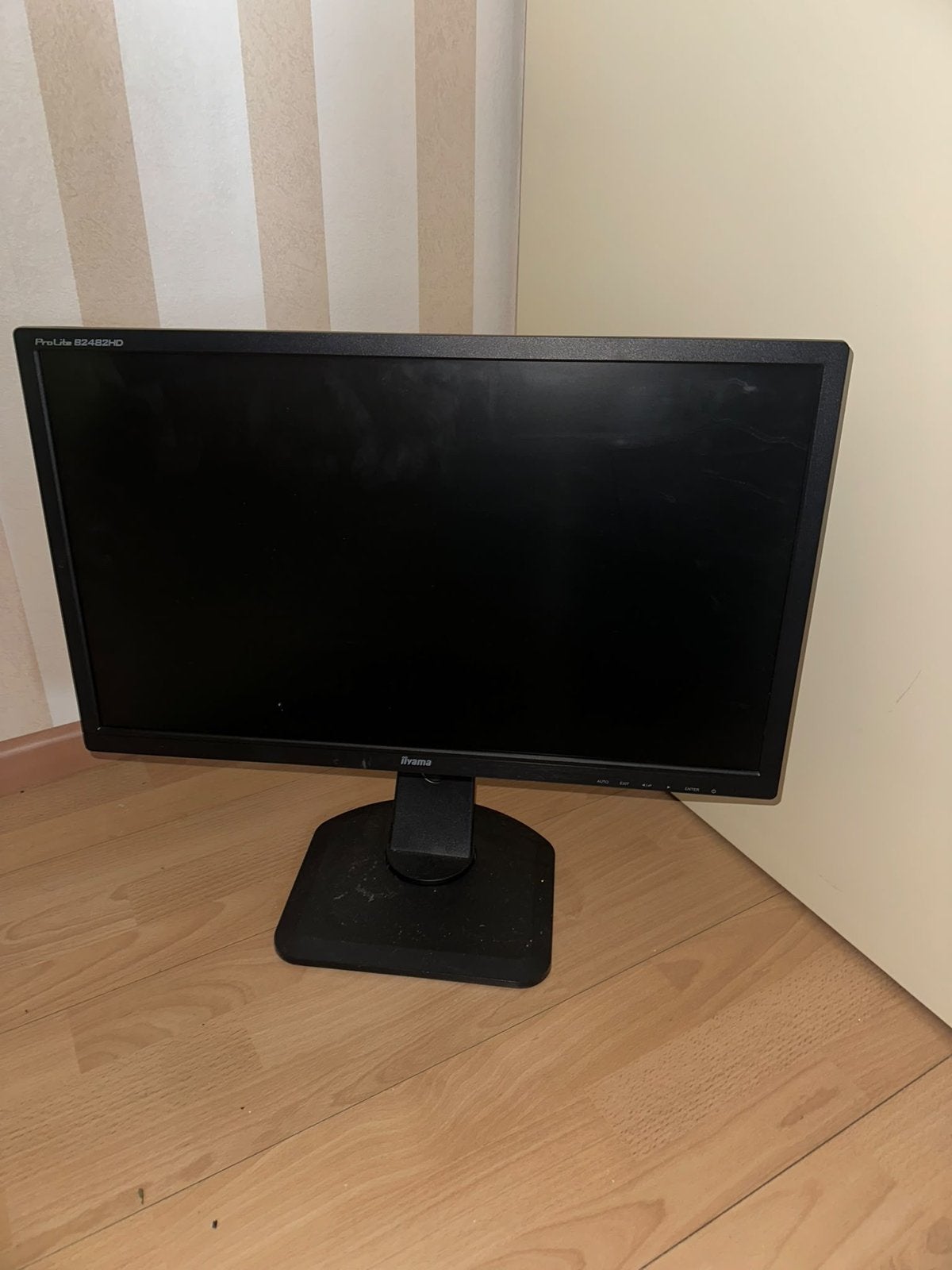 8x Iiyama ProLite E2482HD monitor - Full HD