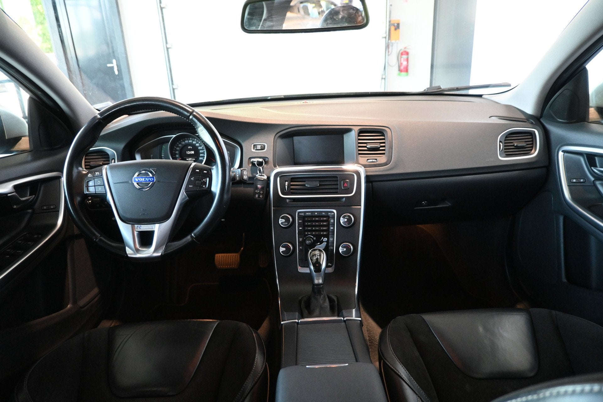 Volvo V60 1.6 D2 Summum Automaat Clima Navigatie Trekhaak Go, Gebruikt, 4 cilinders, Met garantie (alle), Origineel Nederlands