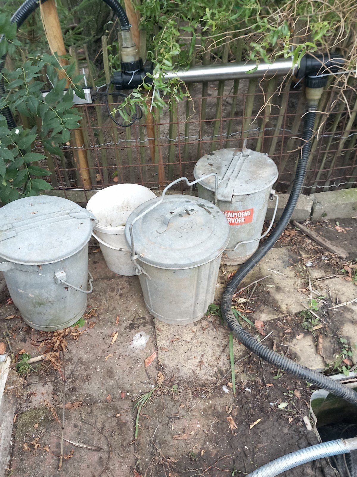 3 vintage vuilnisbakken van Leeuwarden en Groningen, Ophalen