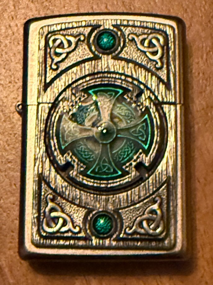 Zippo aansteker met Keltisch kruis design, Verzamelen, Ophalen of Verzenden, Zo goed als nieuw, Aansteker