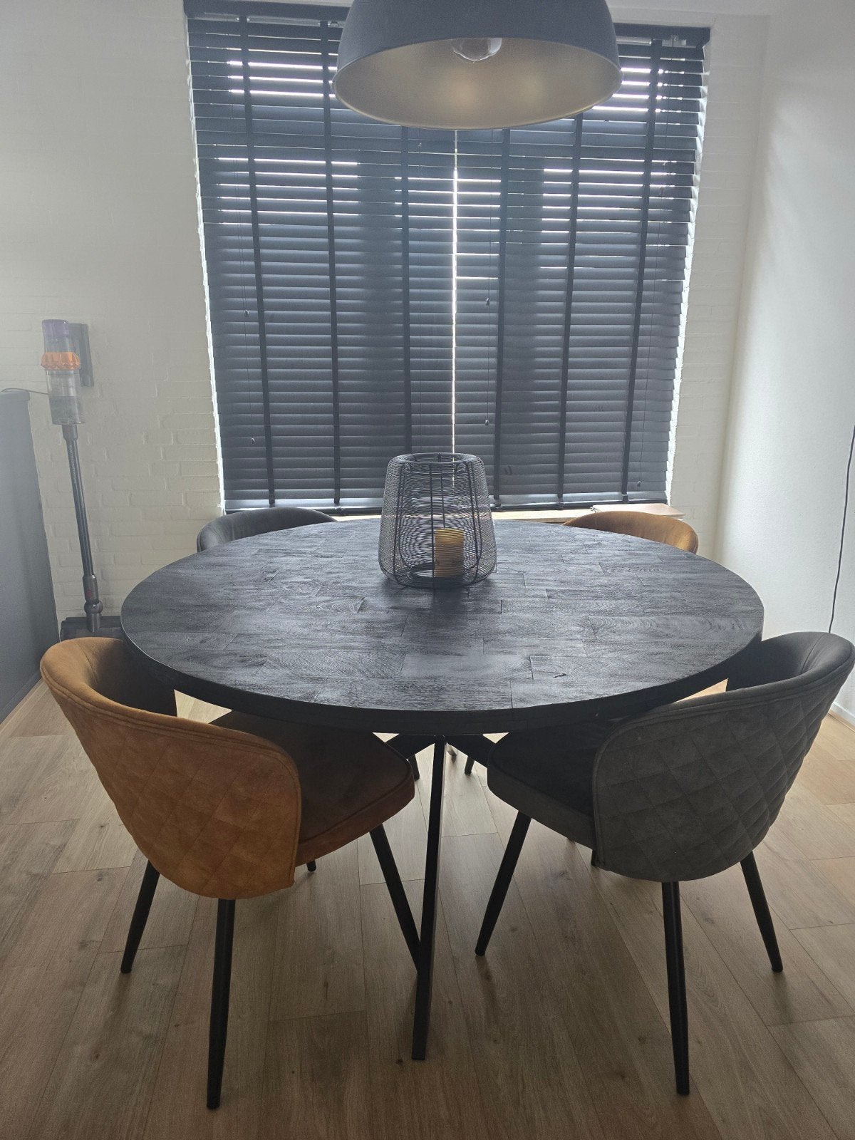 Ronde eettafel + 4 velvet stoelen. Industriële stijl, Ophalen, Rond, Zo goed als nieuw, 100 tot 150 cm