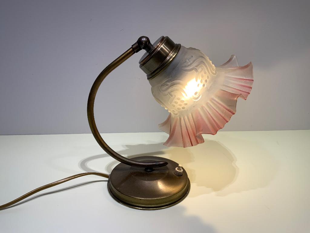 Messing Tafellamp glazen kap met roze geschulpte rand., Antiek en Kunst, Antiek | Lampen, Ophalen of Verzenden