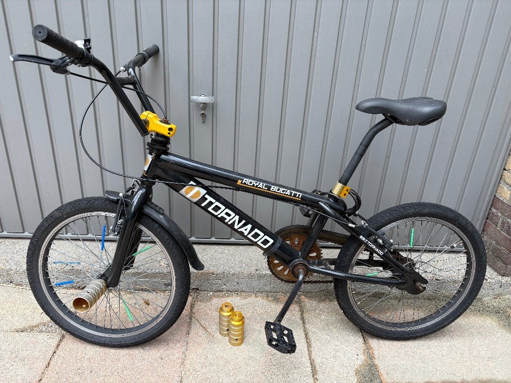 BMX Royal Bugatti Tornado 20 inch zwart/goud + pegs, Ophalen, Staal, Velgrem, Voetsteunen