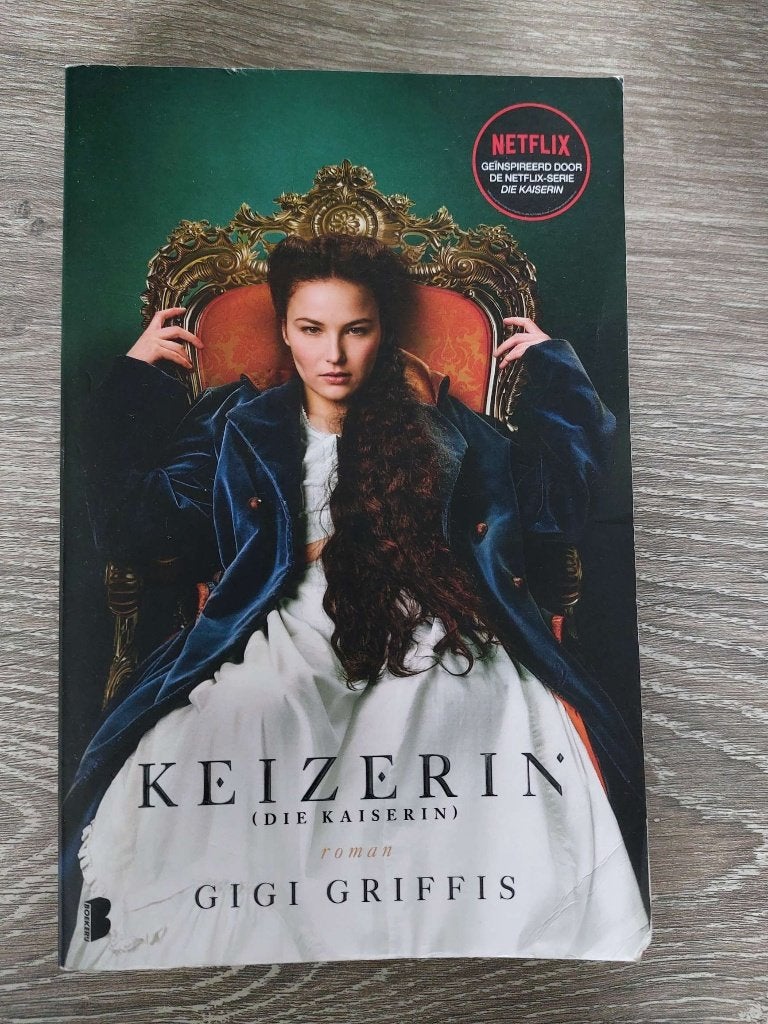 Gigi Griffis - Keizerin - van de Netflix serie  Die Kaiserin, Ophalen of Verzenden, Gelezen
