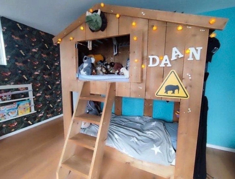 Uniek handgemaakt huisbed/boomhutbed Saartje Prum, Ophalen, 85 tot 100 cm, Zo goed als nieuw, Hoogslaper of Stapelbed