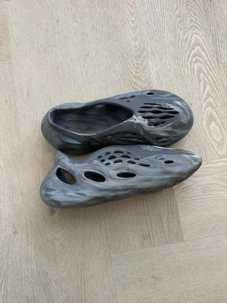 Adidas Yeezy Foam RNNR MX Granite size 42,5, Slippers, Overige kleuren, Verzenden, Zo goed als nieuw