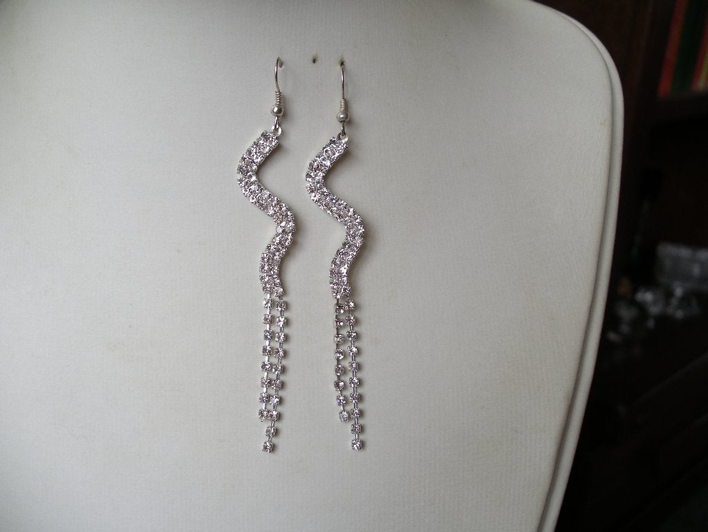 Een paar Lange Zilverkleurige Oorbellen met Strass steentjes, Sieraden, Tassen en Uiterlijk, Antieke sieraden, Ophalen of Verzenden