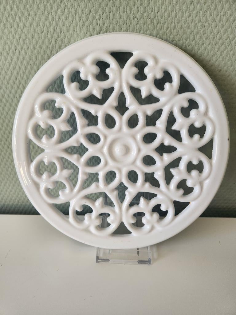 Brocante witte gietijzeren onderzetter, Ophalen of Verzenden, Gebruikt, Wit