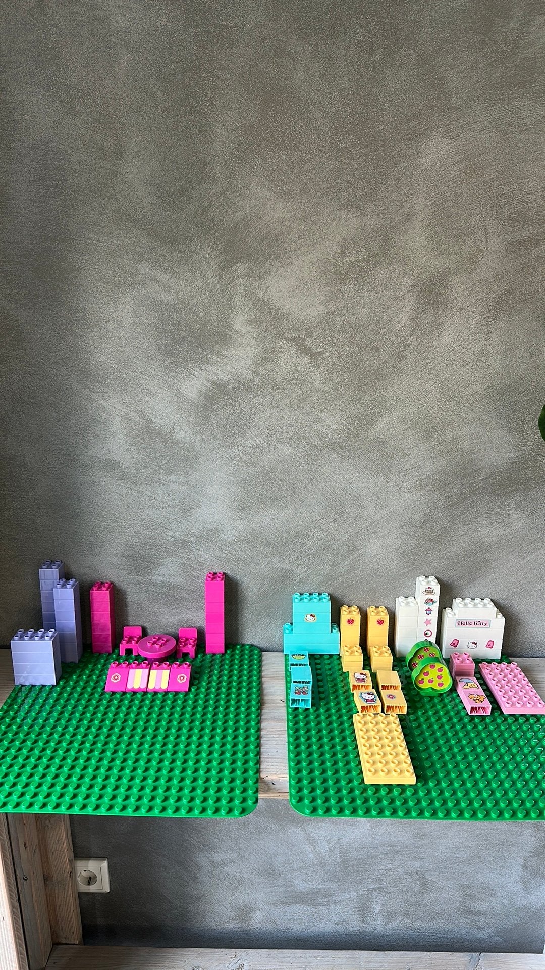 Lego Duplo Hello Kitty & Roze/Paarse Blokken met Grondplaten, Kinderen en Baby's, Gebruikt, Lego, Ophalen of Verzenden, Losse stenen