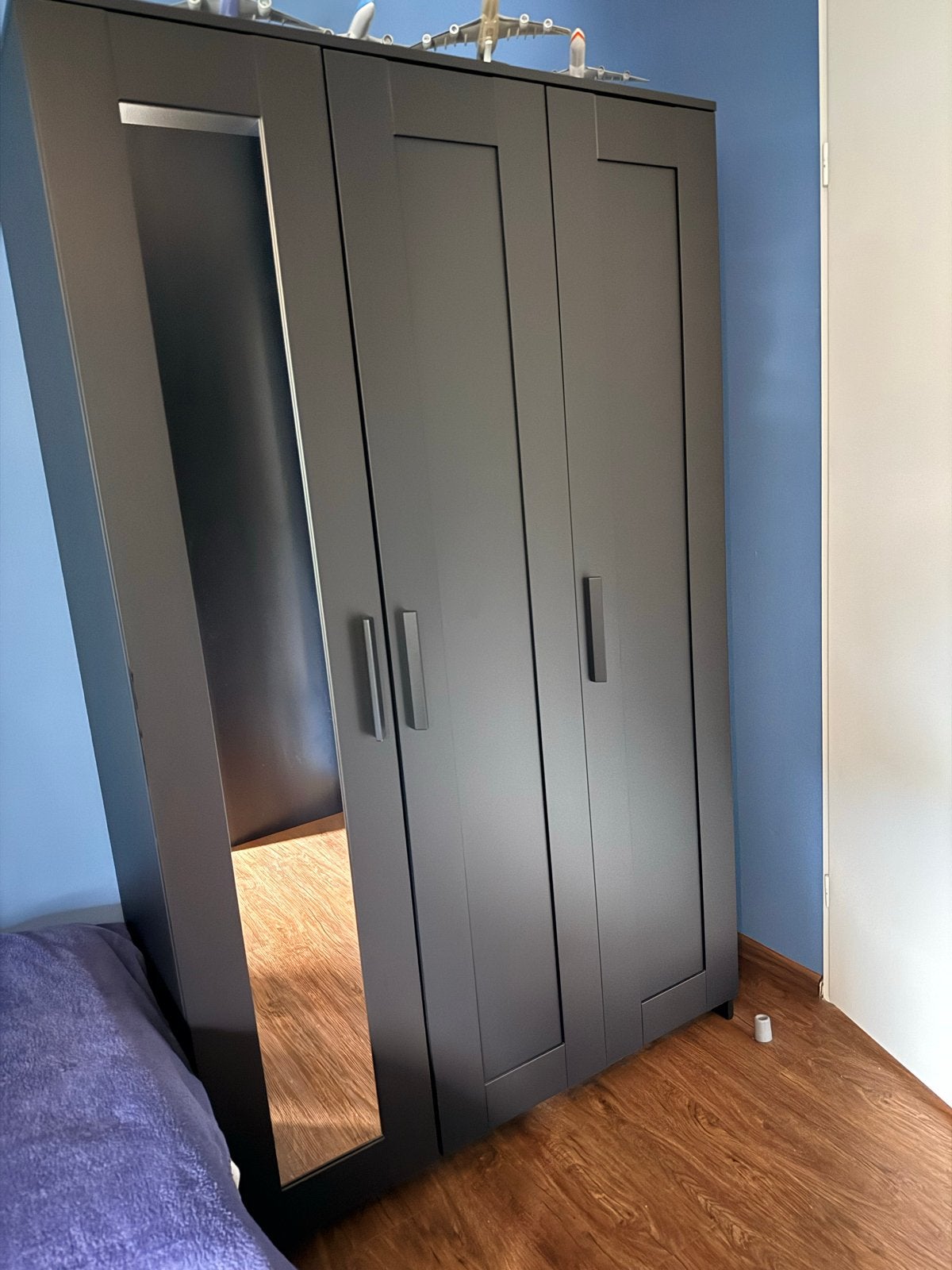IKEA BRIMNES kledingkast met spiegel en hangruimte, Ophalen, 100 tot 150 cm, 200 cm of meer, Zo goed als nieuw
