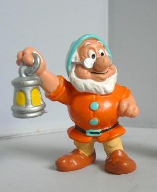 Sneeuwwitje en de 7 dwergen # Doc - 6 cm.jpg, Verzamelen, Disney, Ophalen of Verzenden, Sneeuwwitje of Doornroosje, Zo goed als nieuw
