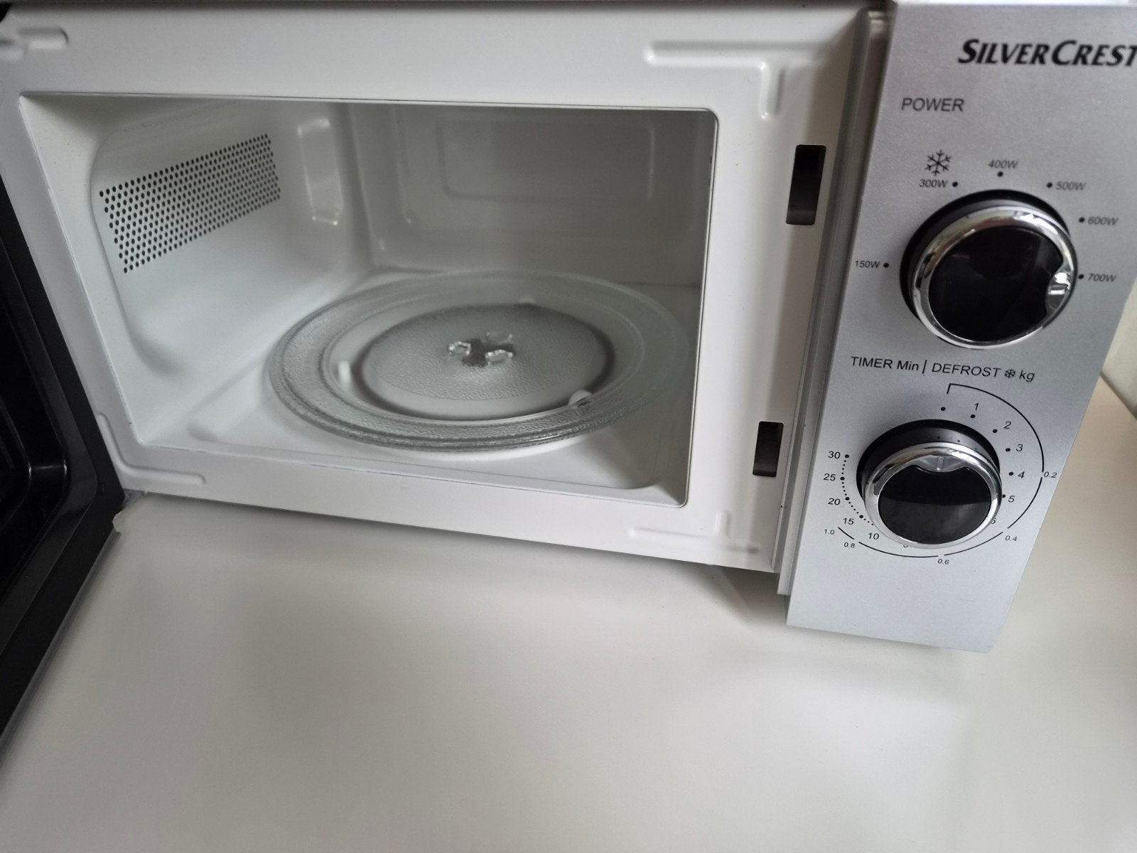 SilverCrest Magnetron SMW 700 D3 - Zo goed als nieuw, Witgoed en Apparatuur, Ophalen, Minder dan 45 cm, Draaiplateau, Vrijstaand