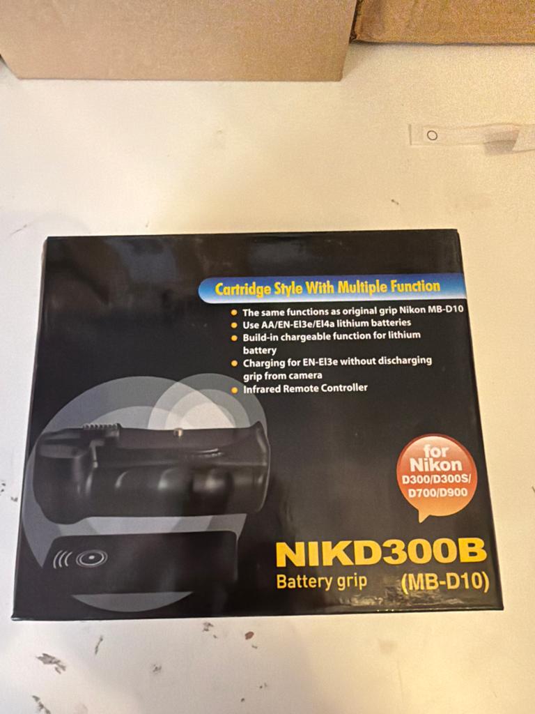 NIKD300B Batterijgrip voor Nikon D300/D300S/D700, Ophalen of Verzenden, Nieuw