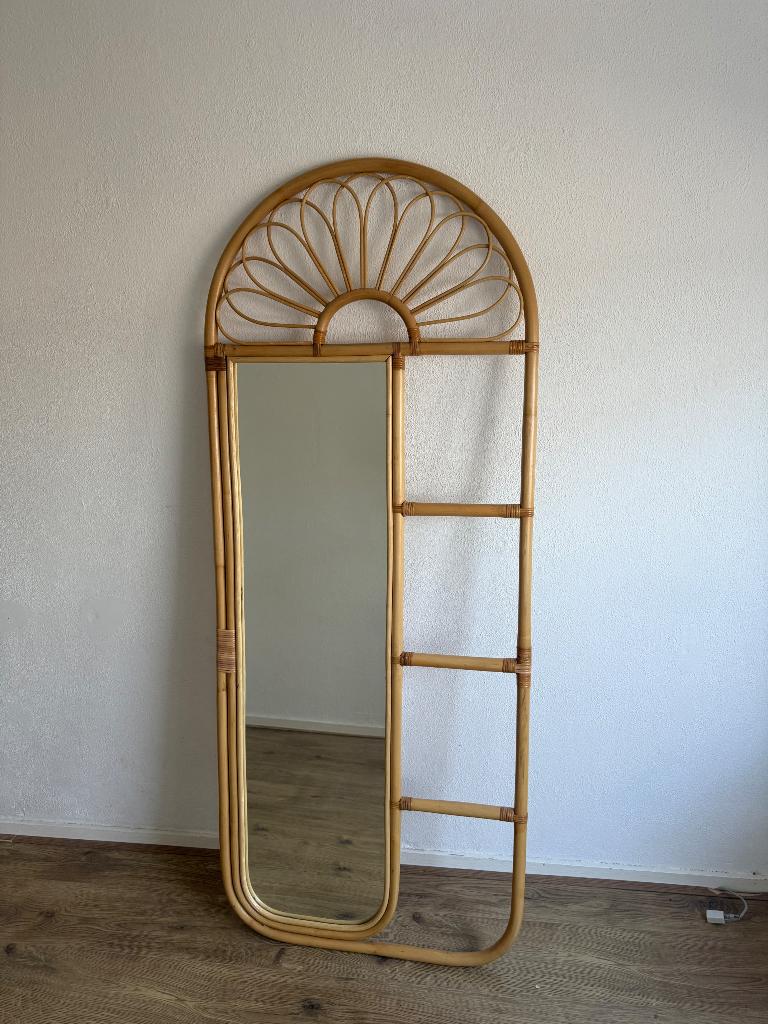 Staande spiegel van riet, Huis en Inrichting, Woonaccessoires | Spiegels, Ophalen, Minder dan 50 cm, Zo goed als nieuw, 150 tot 200 cm