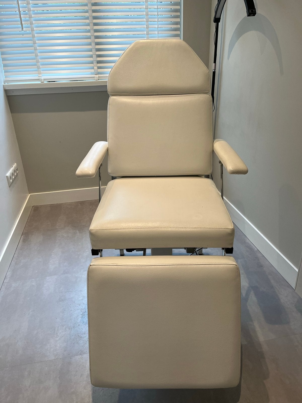 Nette gebruikte verstelbare behandelstoel/massagetafel, Huis en Inrichting, Ophalen, Gebruikt, Wit, Metaal