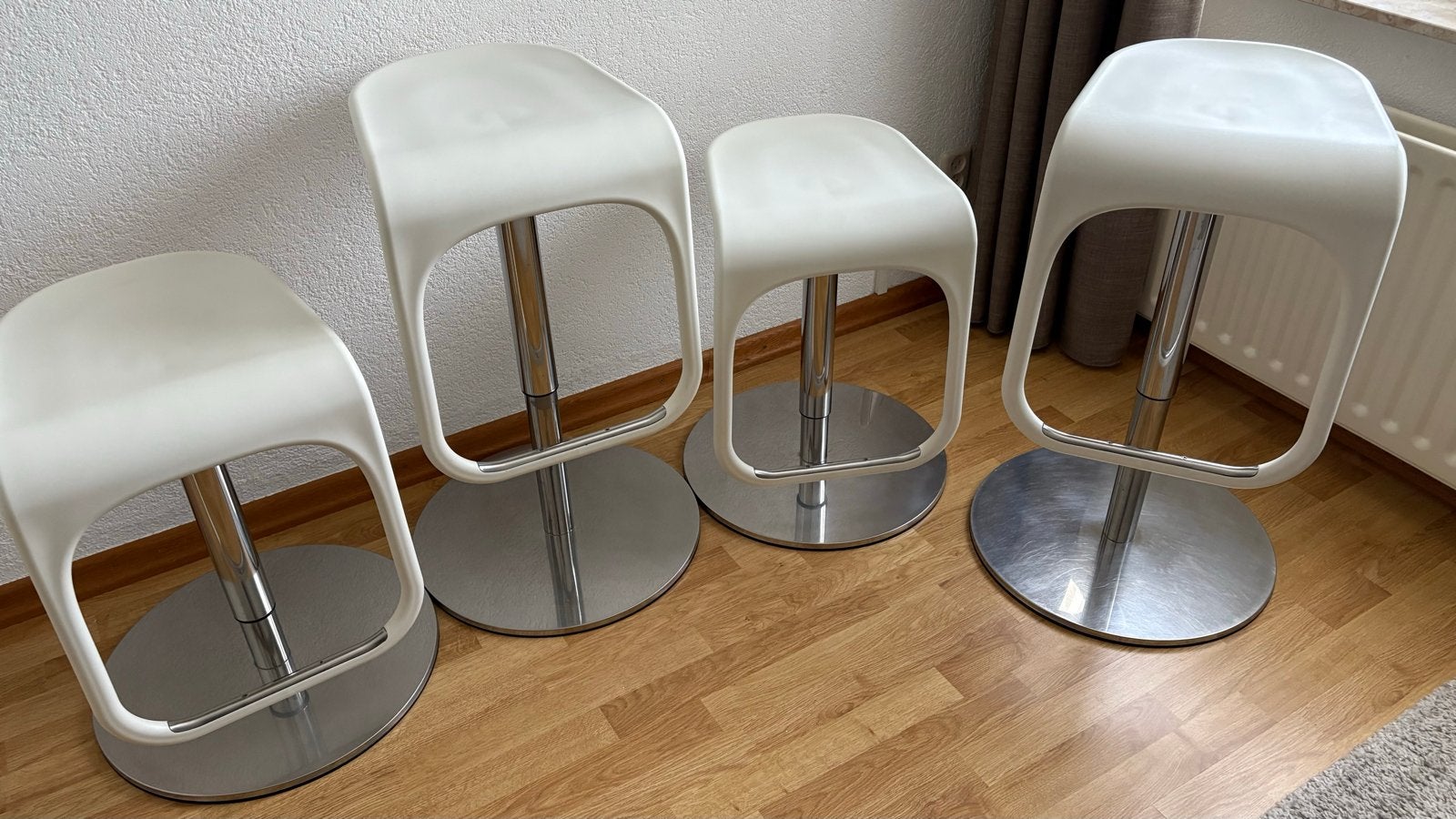 4 stuks barkrukken Carl Öjerstam, verstelbaar in hoogte, Huis en Inrichting, Barkrukken, Ophalen, Kunststof, In hoogte verstelbaar