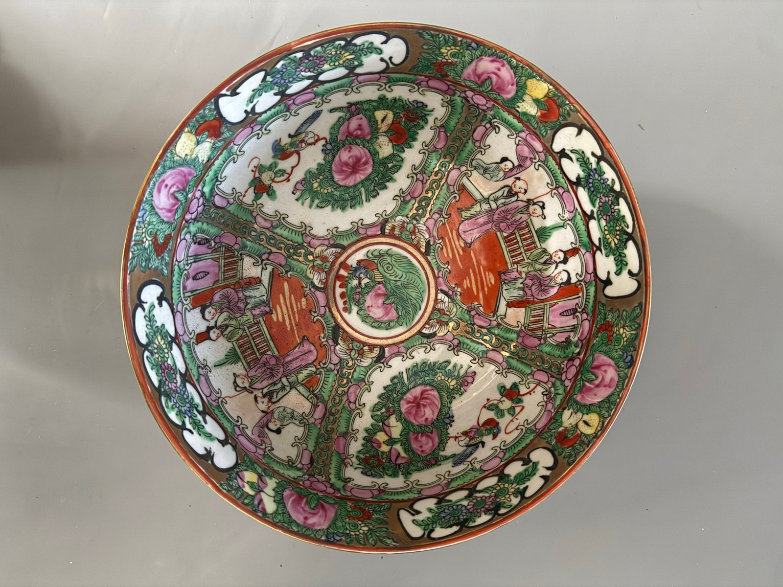 Antieke Chinese Famille Rose Kom met Scènes en Bloemen, Ophalen of Verzenden