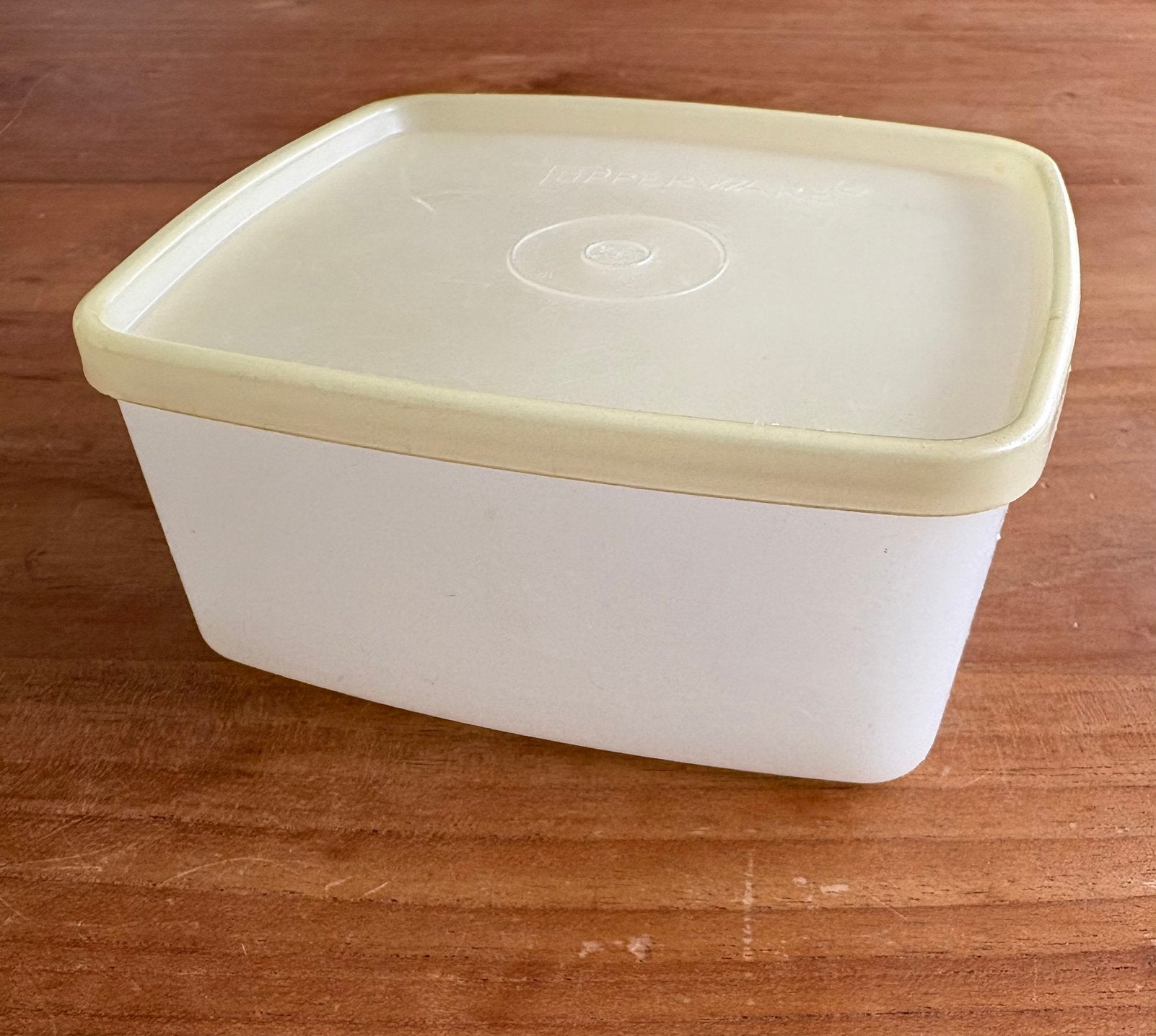 Tupperware bakje 0,4 L met dekseltje, Gebruikt, 400 ml, Wit, Ophalen of Verzenden