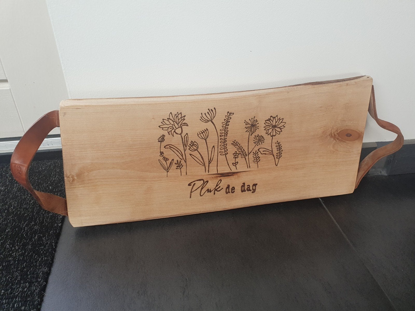 Houten serveerplank met leren handvatten - Pluk de dag, Huis en Inrichting, Ophalen, Hout, Bruin, Landelijk