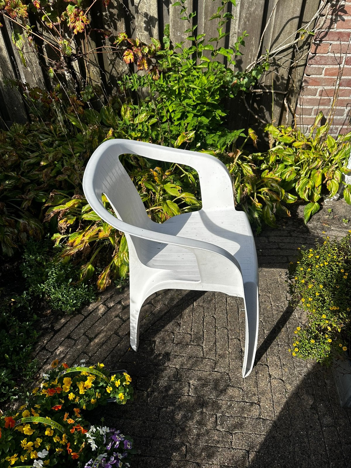 Drie plastic witte stoelen, Tuin en Terras, Ophalen, Gebruikt, Plastic