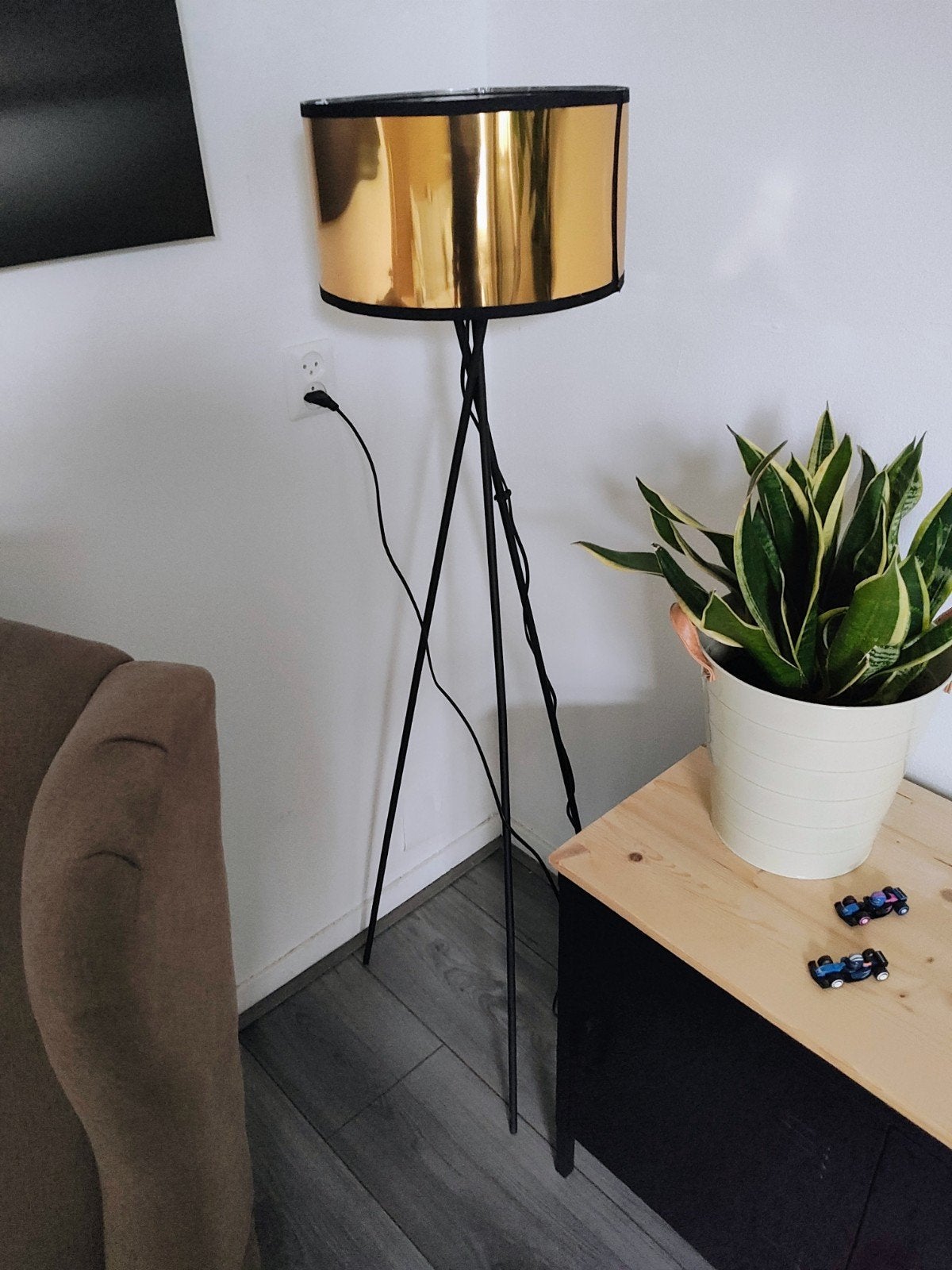 Stijlvolle staande lamp met gouden kap, Modern, Industrieel, Zo goed als nieuw, Metaal, 150 tot 200 cm